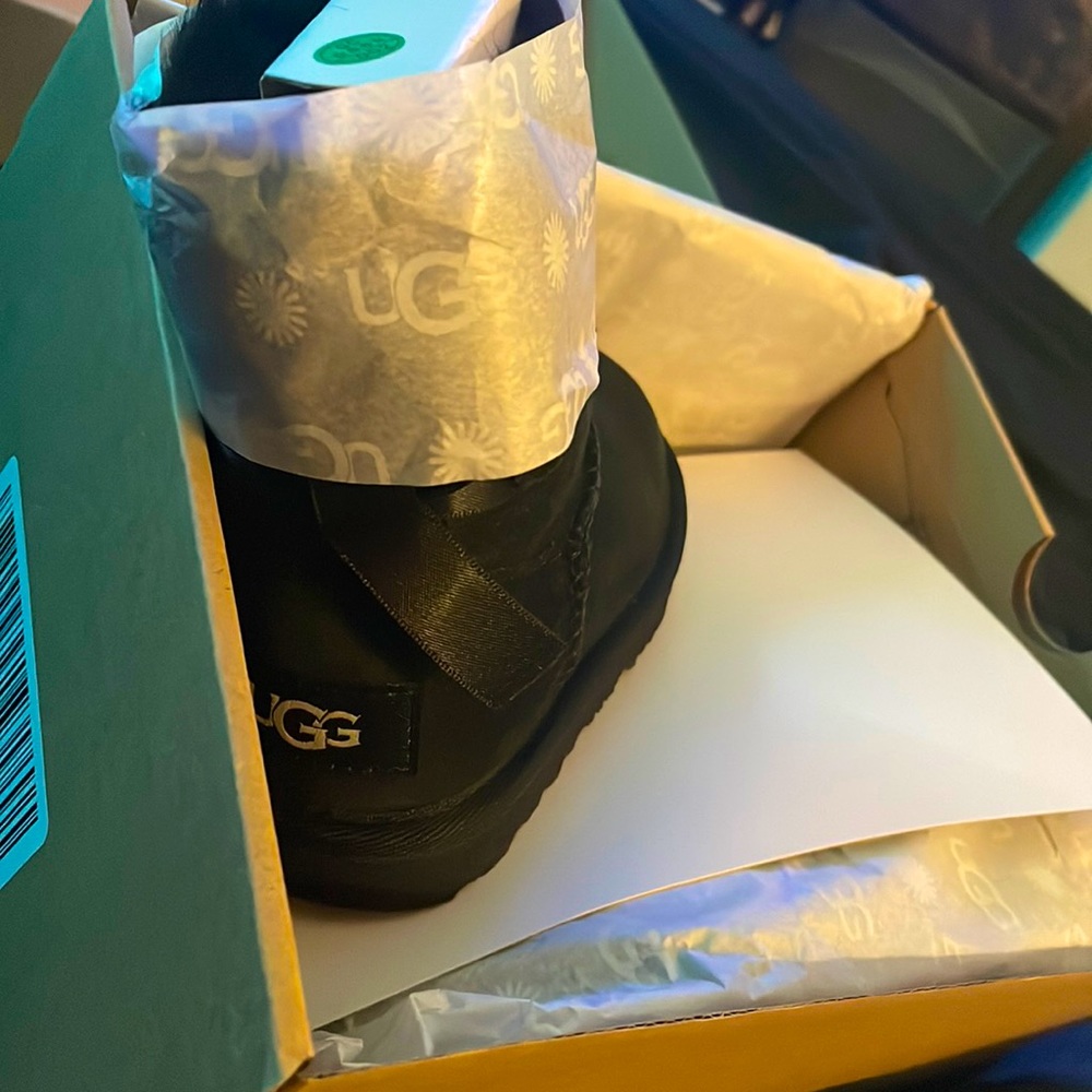 UGG Brand new in the box T Mini Bailey Bow II size 8 boots black for toddlers